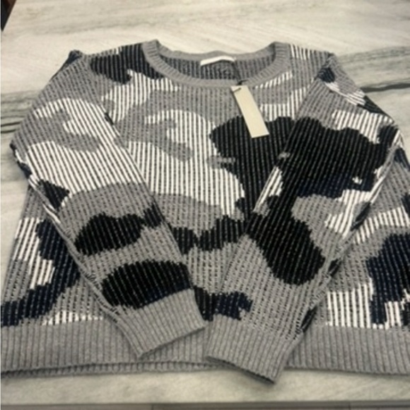 One Grey Day Camo Crewneck - Picture 7 of 7